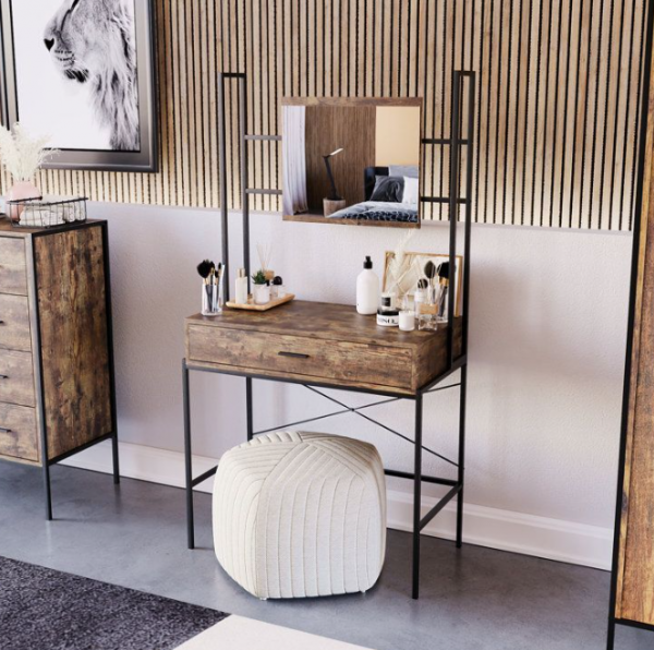 Meja Rias dengan Cermin yang Tidak Biasa